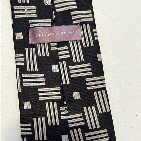 Geoffrey Beene Black and White‎ Geometric Tie (used -good) - Picture 3 of 5